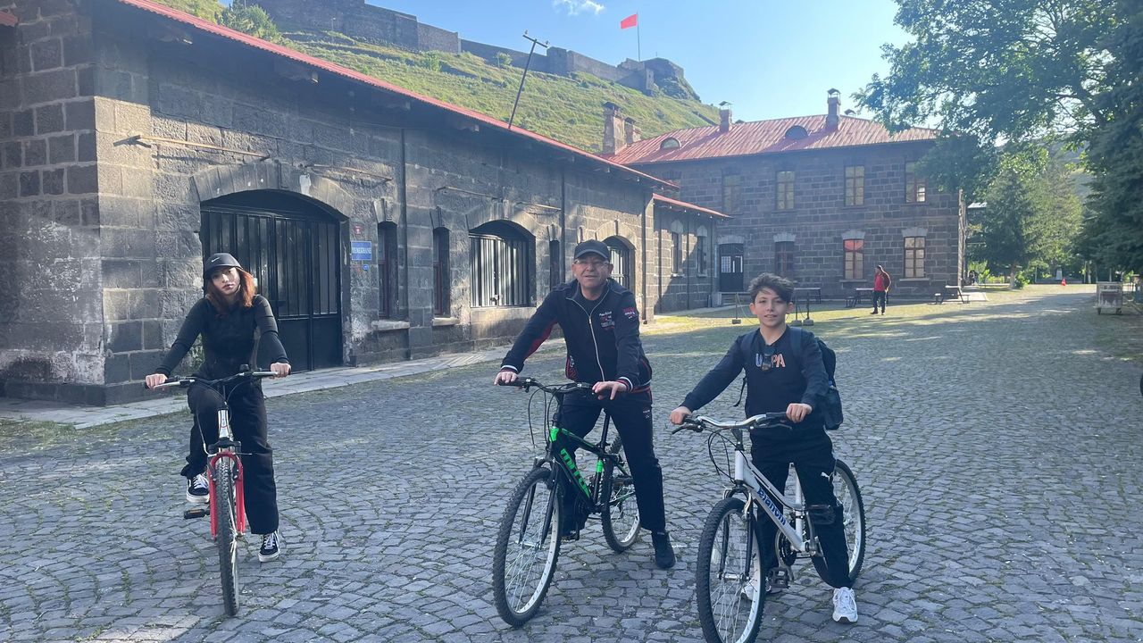 Kars Valisi Ziya Polat, Çocuklarıyla Bisiklet Turu Yaptı – Birlik Haber Ajansı