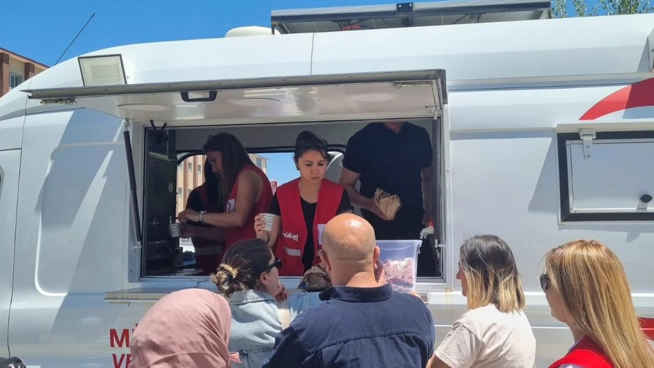 Kars Kızılay Şubesi, YKS heyecanı yaşayan gençlere moral desteği verdi – Birlik Haber Ajansı