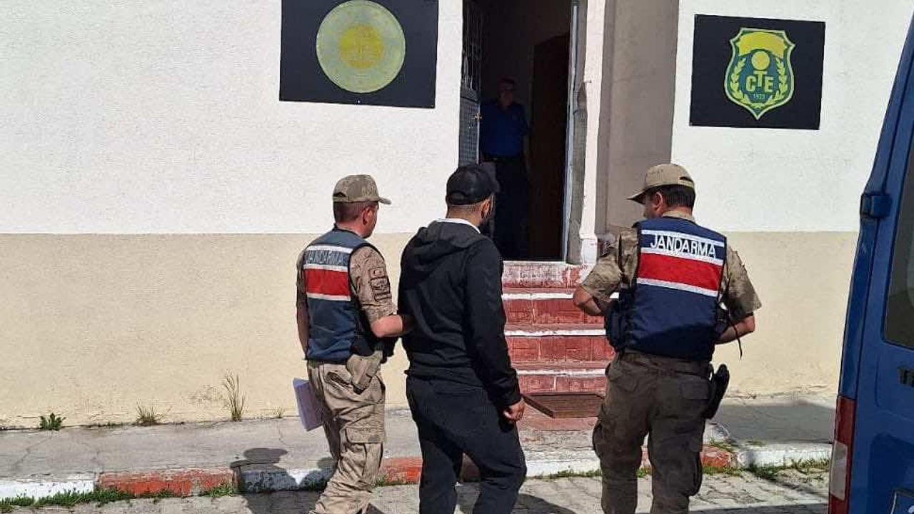 Kars’ta kendini kamu görevlisi ve banka çalışanı diye tanıtan dolandırıcı yakalandı – Birlik Haber Ajansı