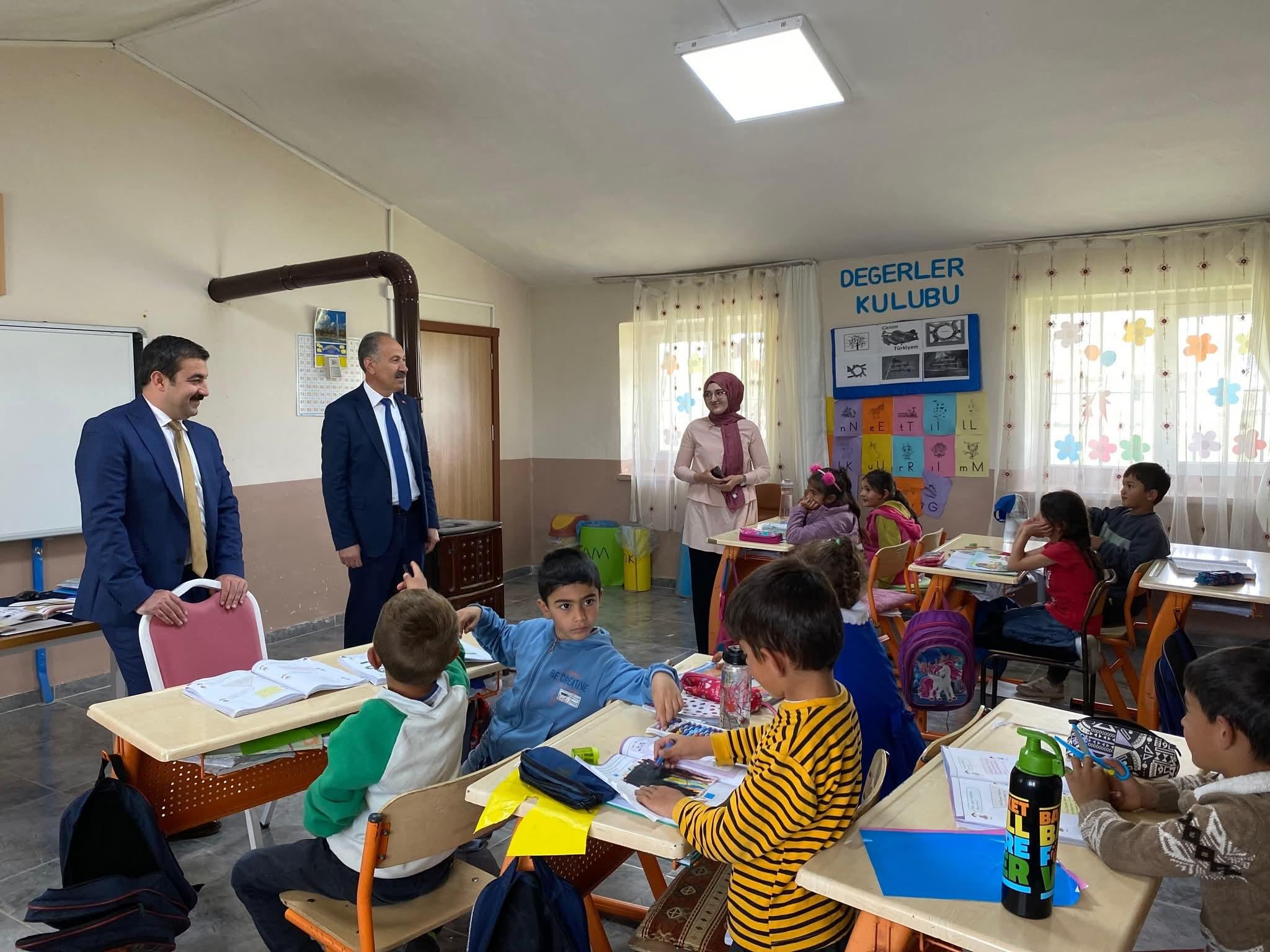 Arpaçay Kaymakamı ve Belediye Başkanı, Yalınçayır Mahallesi İlkokulunu ziyaret etti – Birlik Haber Ajansı