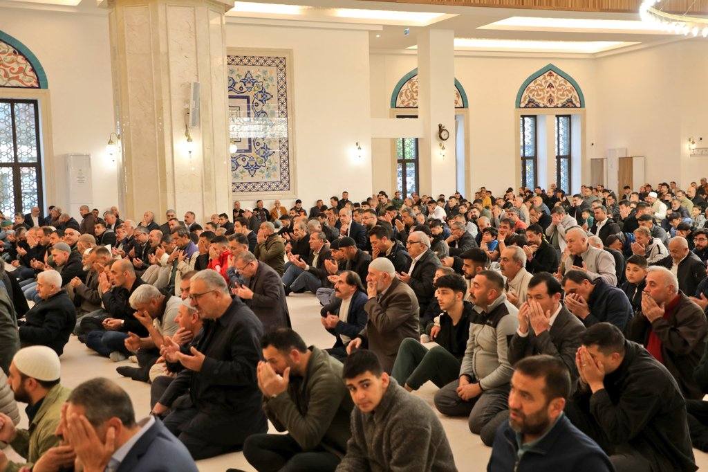 Kars’ta Bayram namazında vatandaşlar camilere akın etti – Birlik Haber Ajansı