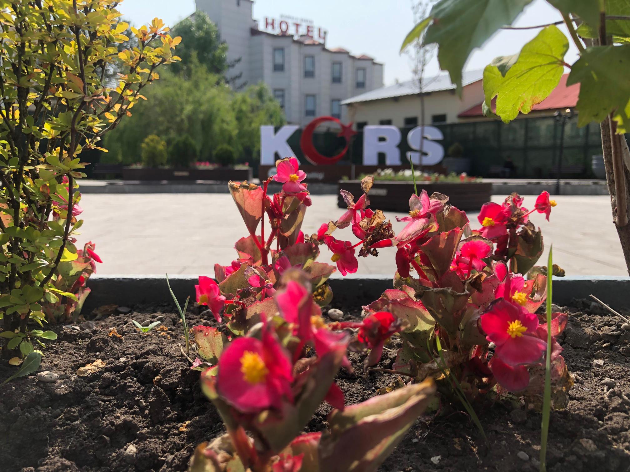 Kars’ta bayramın ilk günü sokaklar sessizliğe büründü: trafik azaldı, parklar boş kaldı – Birlik Haber Ajansı