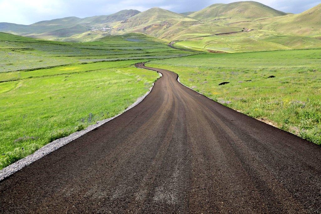 Kars Valisi Ziya Polat, Kağızman’daki yol çalışmasında; “Yol, medeniyettir” dedi – Birlik Haber Ajansı