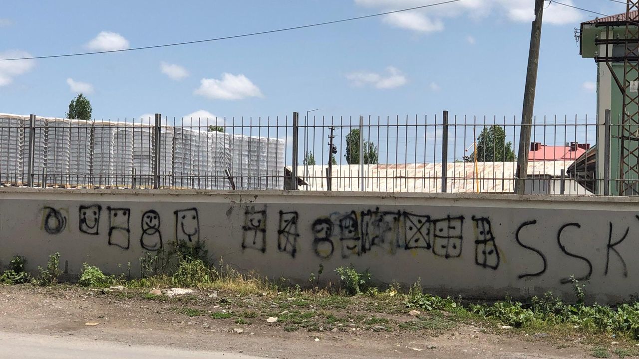 Kars demiryolu istinat duvarı aşk tahtasına döndü! Vatandaşlar temizlik ve önlem istiyor – Birlik Haber Ajansı