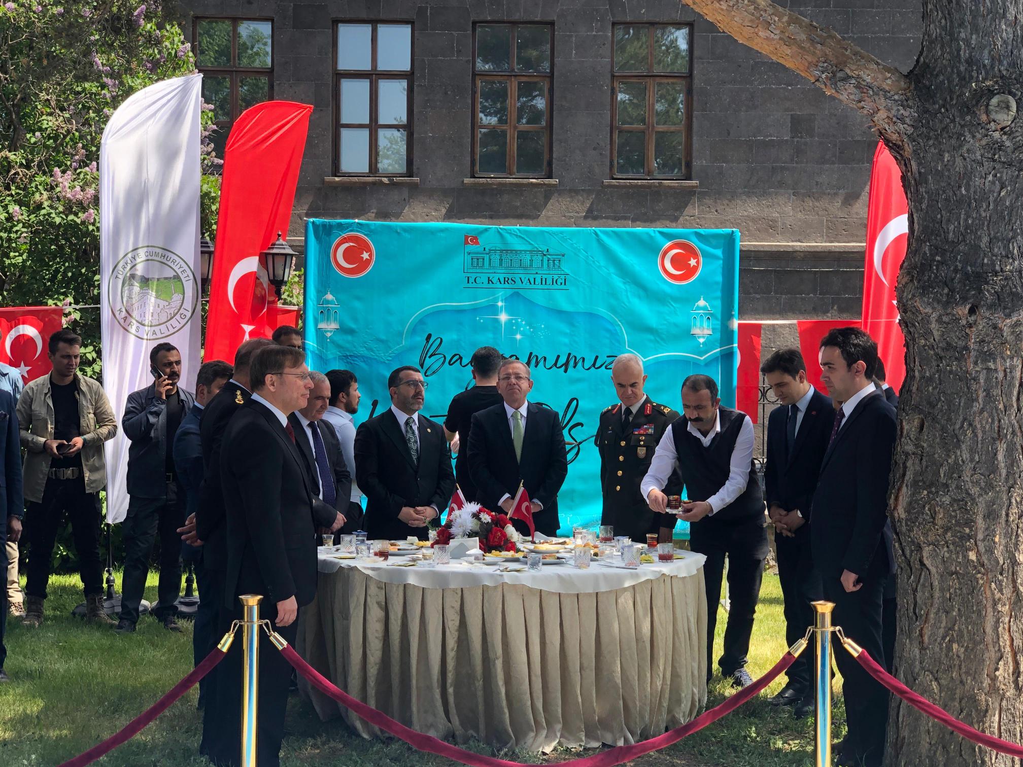 Kars’ta bayramlaşma ve şehitlik ziyareti gerçekleştirildi – Birlik Haber Ajansı