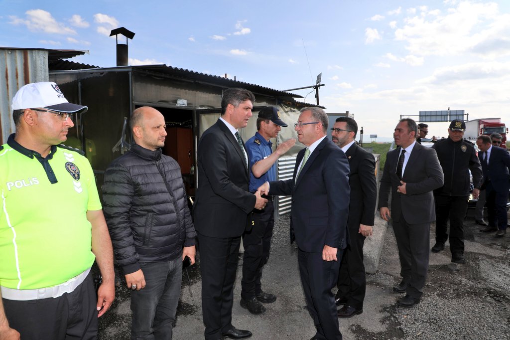 Vali Ziya Polat ve Milletvekili Adem Çalkın’dan emniyet uygulama noktasına bayram ziyareti – Birlik Haber Ajansı