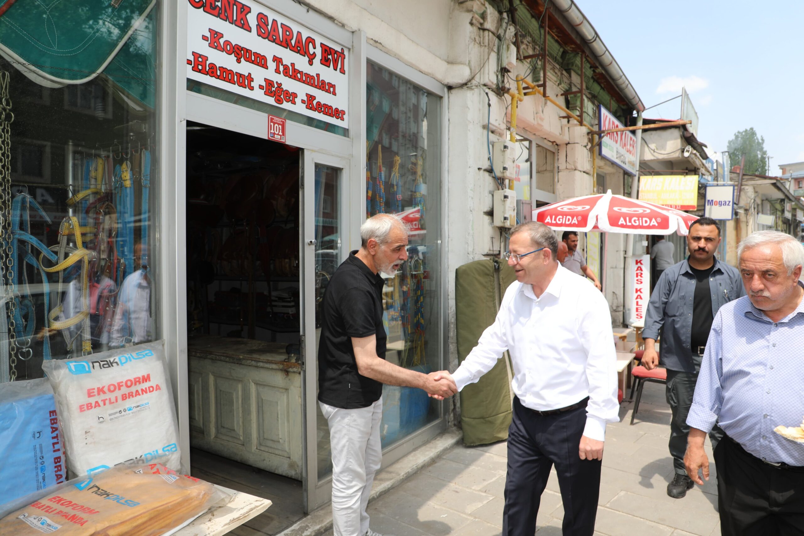 Kars Valisi Ziya Polat, Cuma namazını vatandaşlarla kirlikte kıldı, esnaf ve miniklerle sohbet etti – Birlik Haber Ajansı