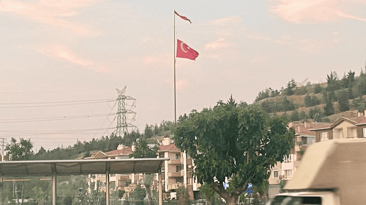 Gölbaşı’nda dev bayrak yenilenmeyi bekliyor – Birlik Haber Ajansı