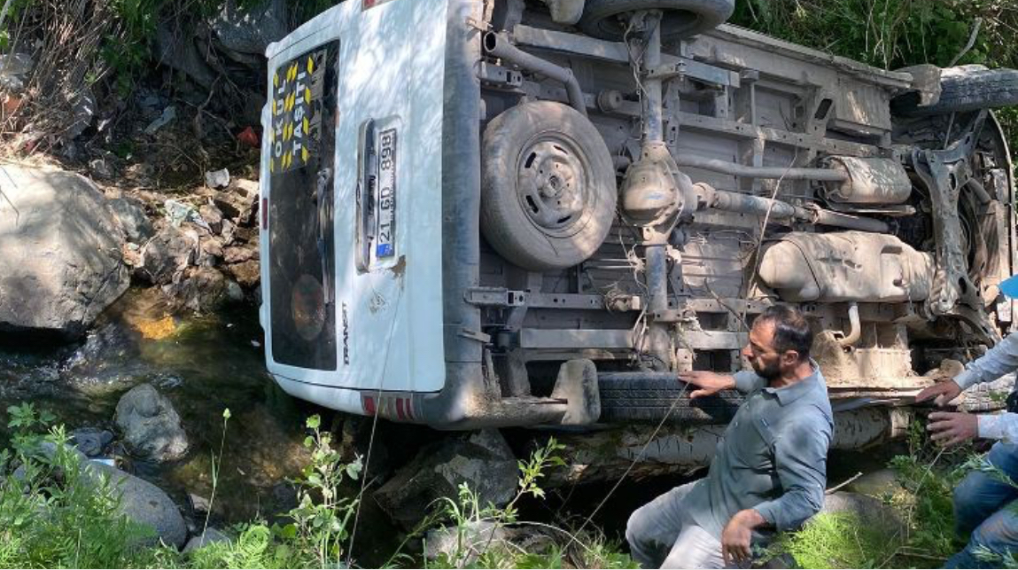 Hakkari Şemdinli’de yolcu minibüsü uçuruma yuvarlandı: 10 yaralı – Birlik Haber Ajansı