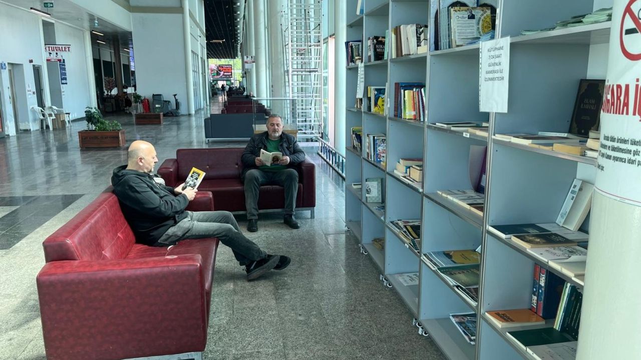 Yolcular otobüslerini kitap okuyarak bekliyor – Birlik Haber Ajansı