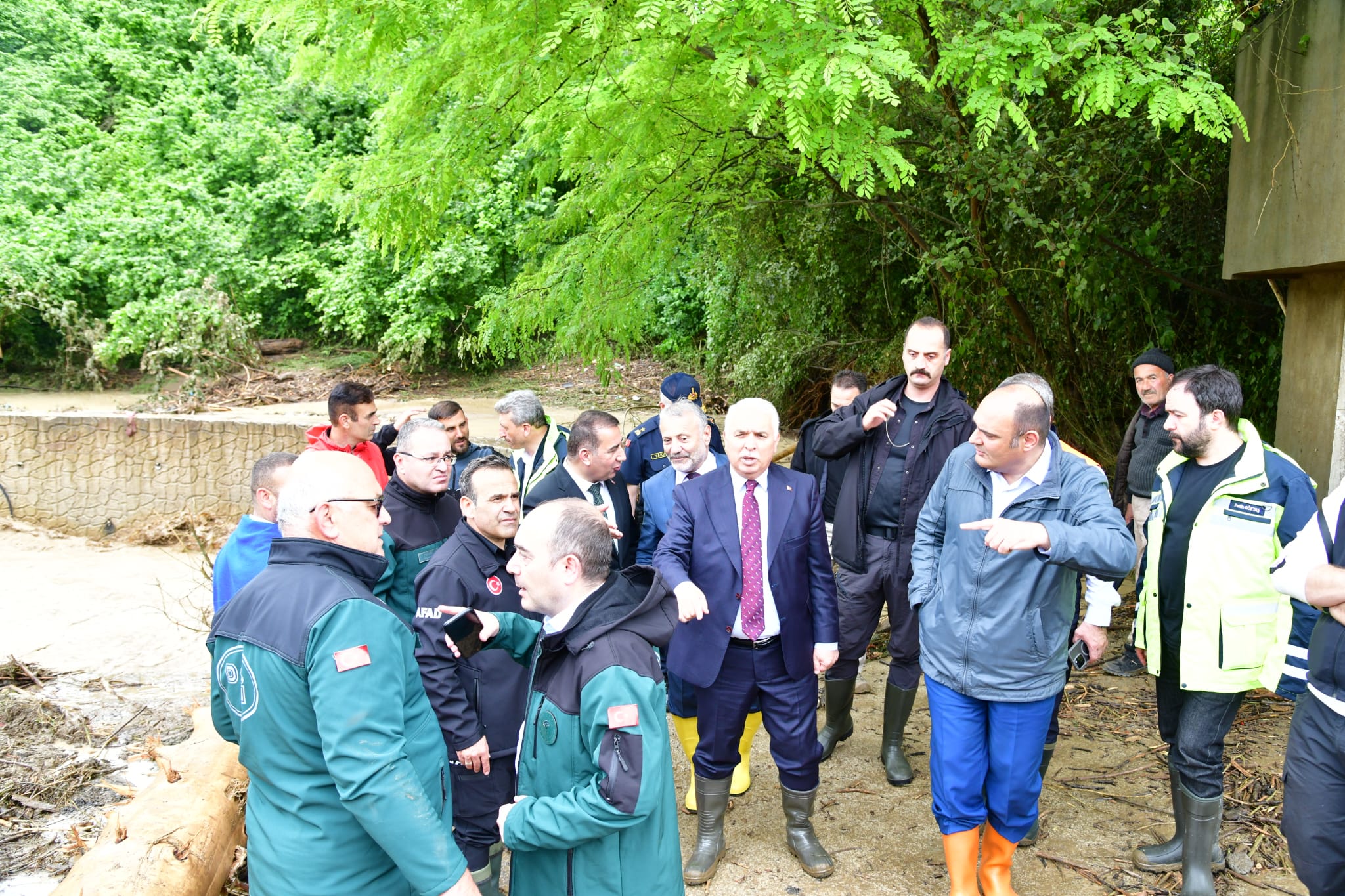 Trabzon Valisi Aziz Yıldırım, selin etkilediği bölgelerde incelemelerde bulundu – Birlik Haber Ajansı
