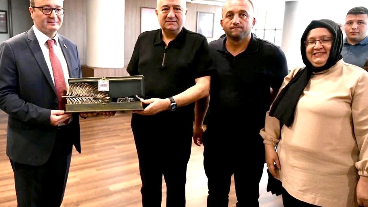 AK PARTİ ÇANAKKALE MİLLETVEKİLİ GİDER ; “KONU HİZMETSE BİZDE PARTİ AYRIMI OLMAZ” – Birlik Haber Ajansı