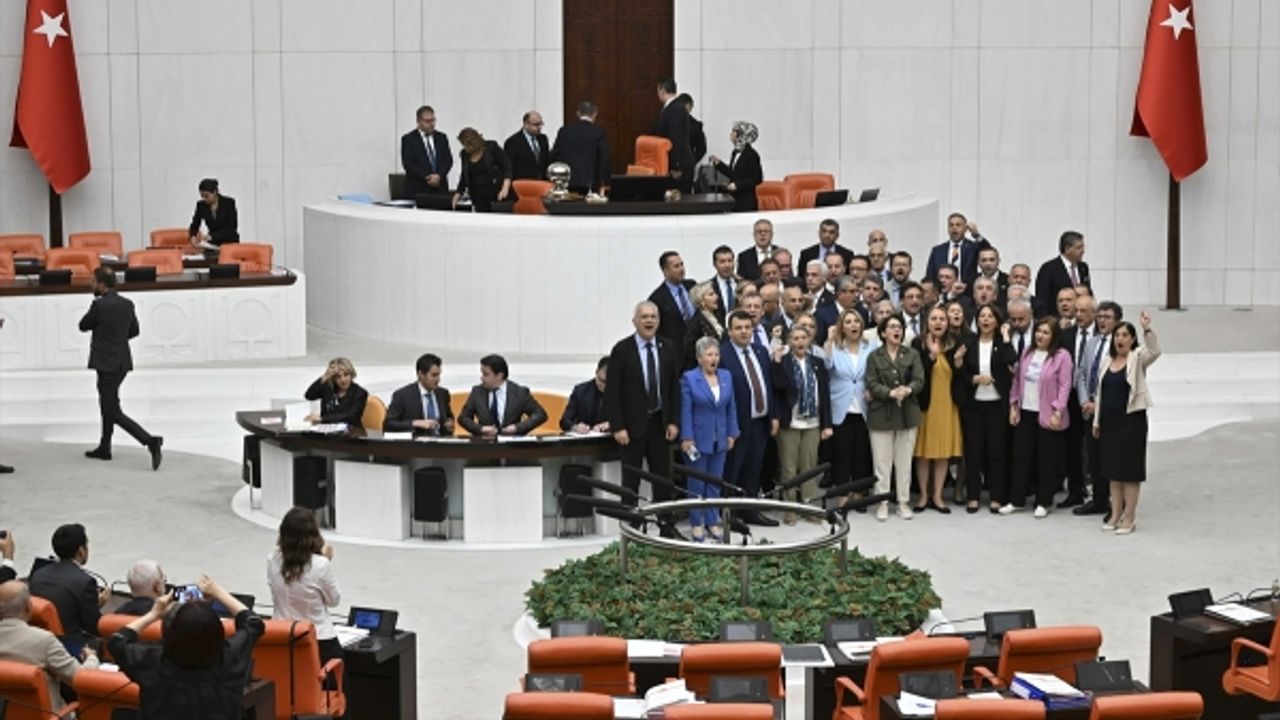 TBMM Genel Kurulunda CHP’li vekiller kürsüyü işgal etti – Birlik Haber Ajansı