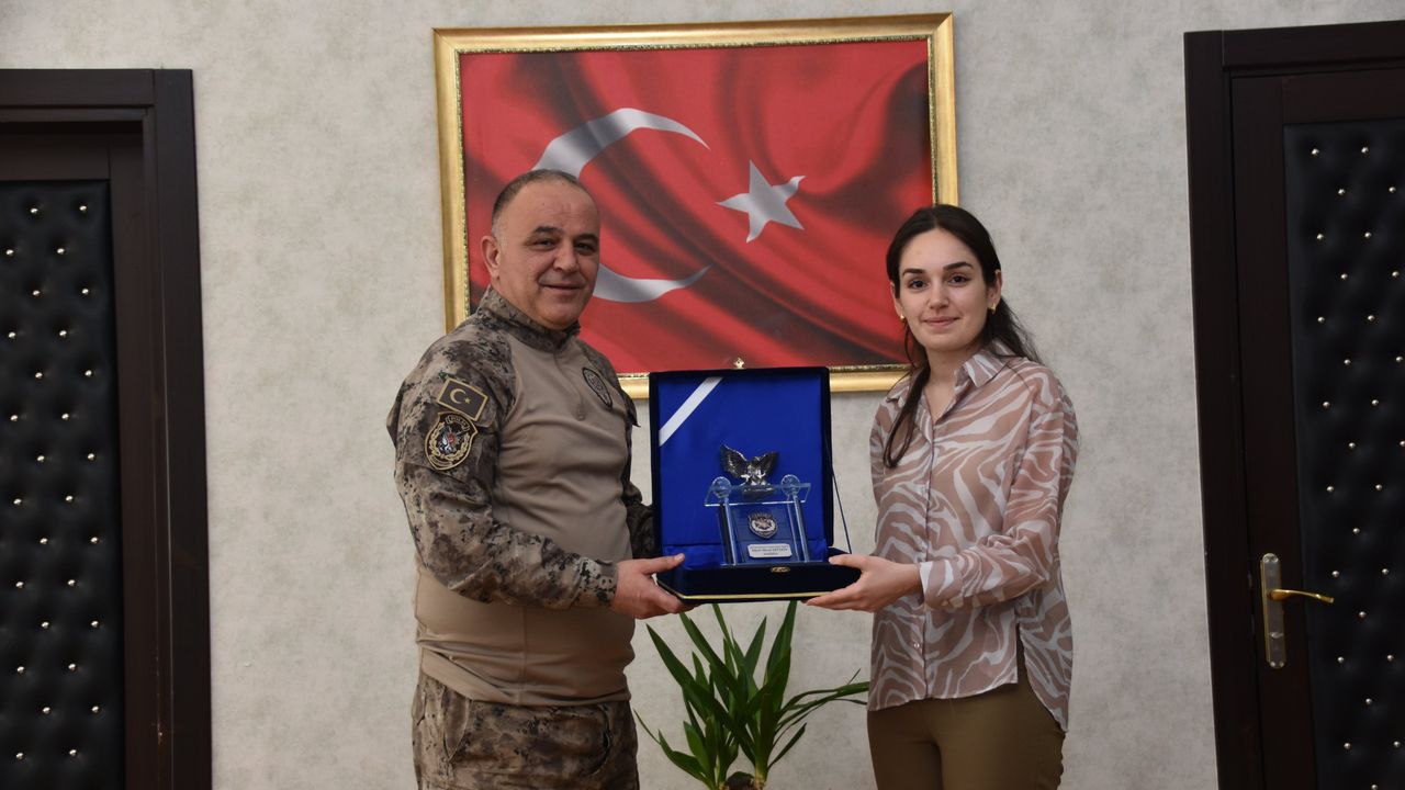 Şehit kızı Rümeysa Ertekin Tazegül’den Kars İl Emniyet Müdürü Saka’ya anlamlı ziyaret – Birlik Haber Ajansı