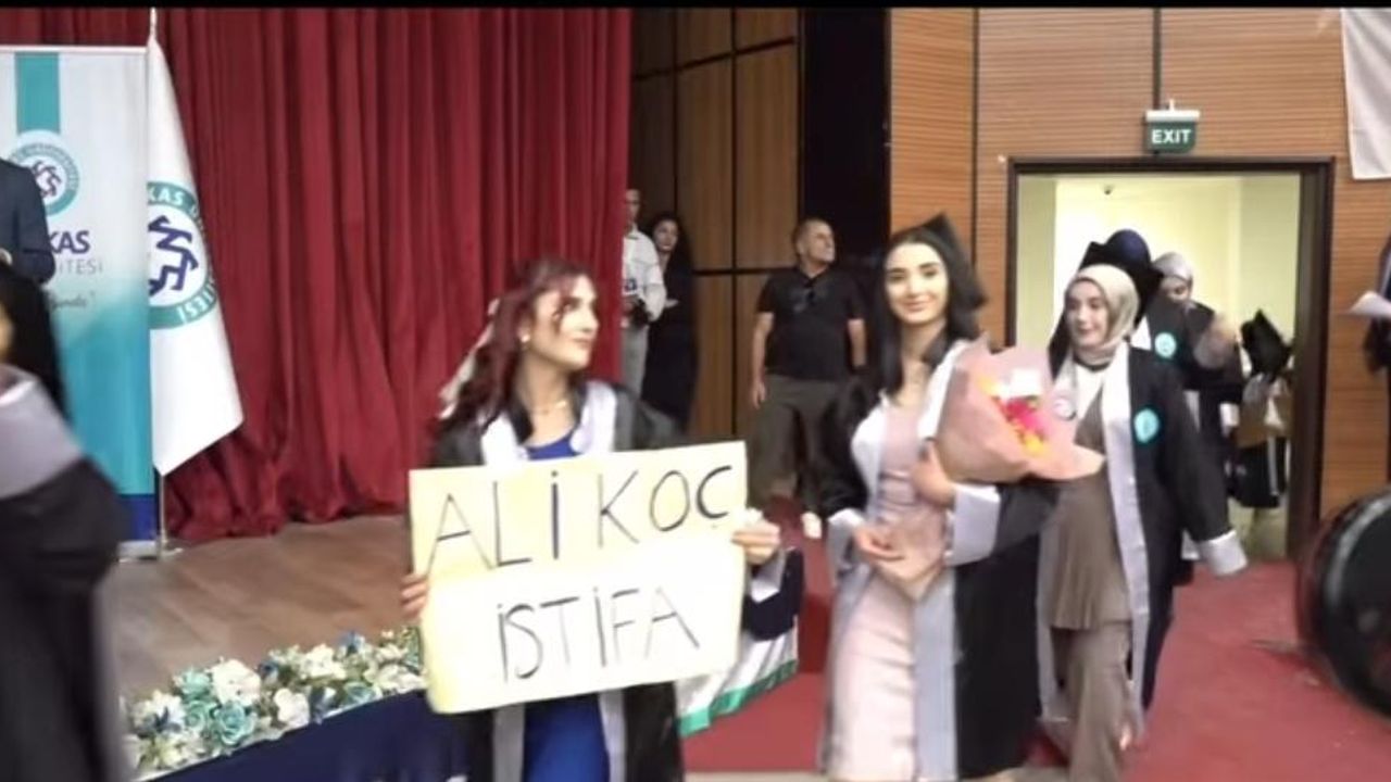 Kars Kafkas Üniversitesi mezuniyet töreninde “Ali Koç İstifa” pankartı dikkat çekti – Birlik Haber Ajansı