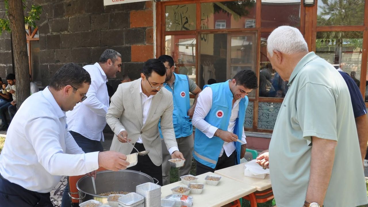 Akyaka’da Muharrem Ayı bereketi: Kaymakam Demirtaş vatandaşlara aşure dağıttı – Birlik Haber Ajansı
