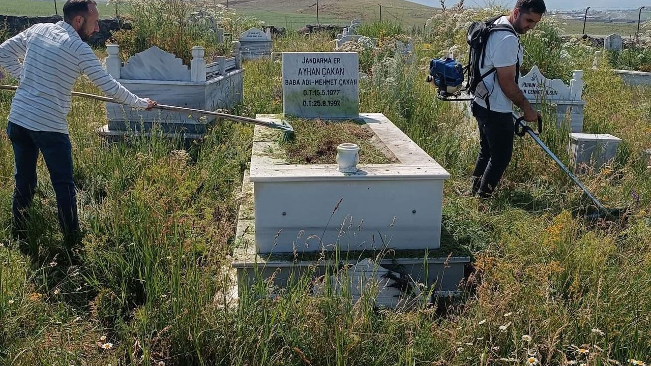 Susuz’da şehit mezarlıklarına vefa: Bakım ve temizlik çalışmaları gerçekleştirildi – Birlik Haber Ajansı