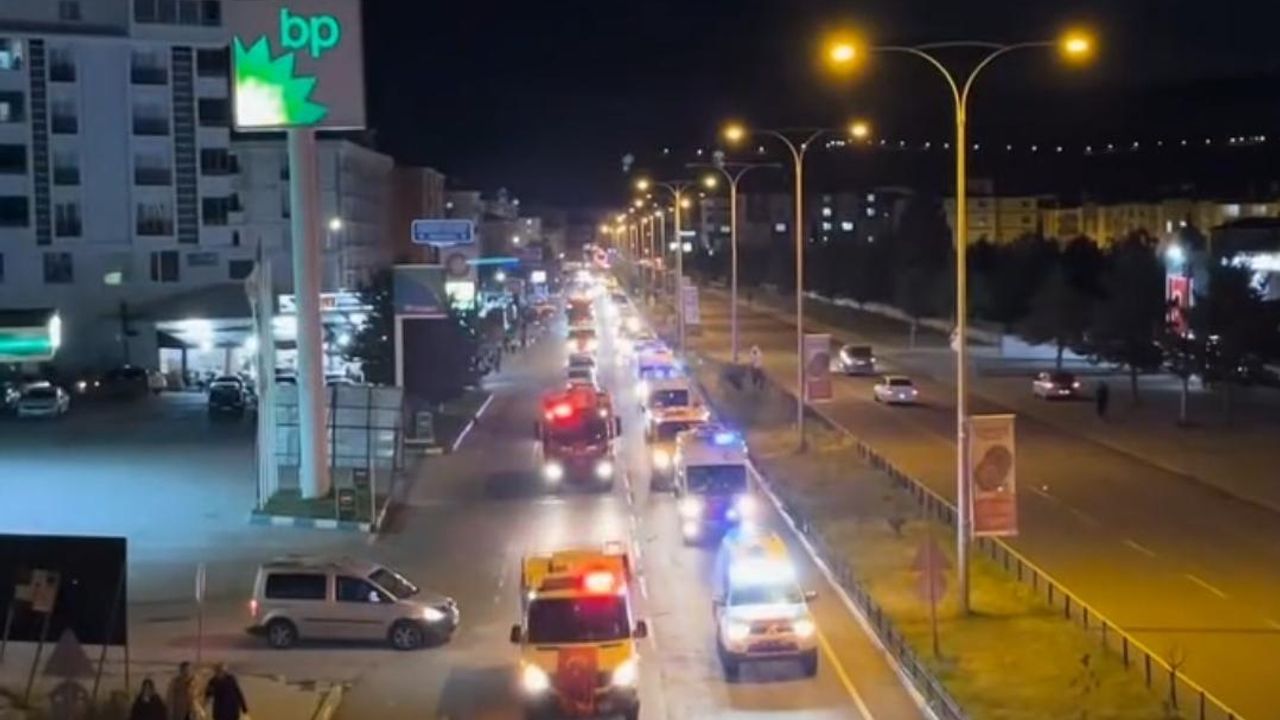 Kars’ta “Zaferin Adı Türkiye” temalı araç korteji düzenlendi – Birlik Haber Ajansı