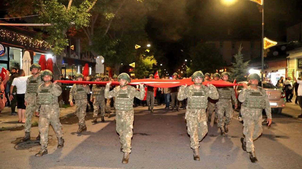 Kars’ta “Zaferin Adı Türkiye” temalı bayraklı yürüyüşe büyük katılım – Birlik Haber Ajansı