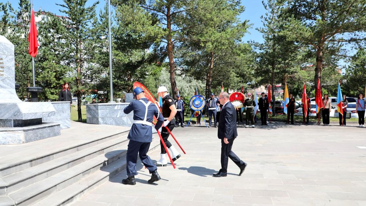 15 Temmuz Demokrasi ve Milli Birlik Günü Kars’ta Çelenk Sunma Töreni ile başladı – Birlik Haber Ajansı
