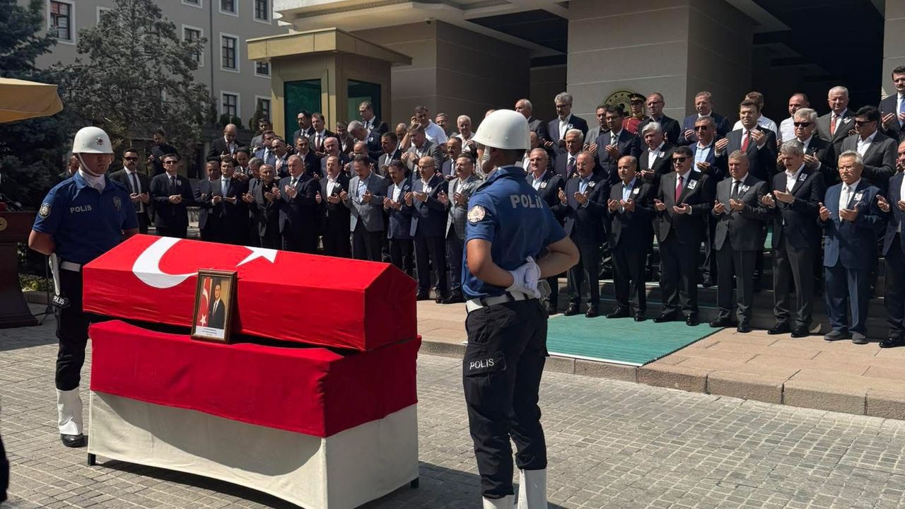 Eski Bitlis Valisi Karaömeroğlu için İçişleri Bakanlığında tören düzenlendi – Birlik Haber Ajansı