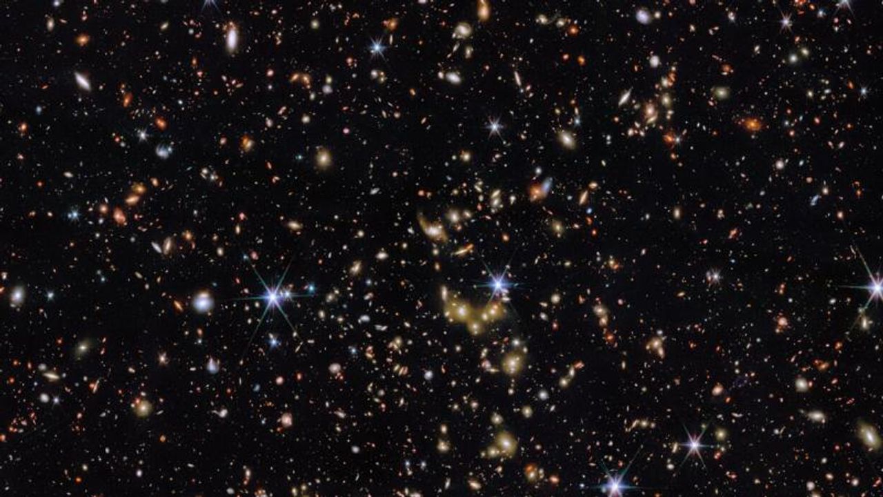 3 milyar ışık yılı uzakta “Fosil Galaksi” keşfi: 7 milyar yıldır değişmeyen kozmik tanık – Birlik Haber Ajansı