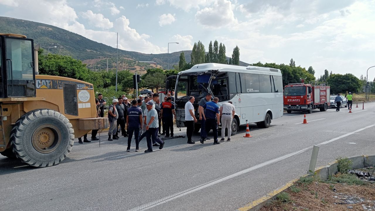 Afyon Çay'da trafik kazası: 7 yaralı!