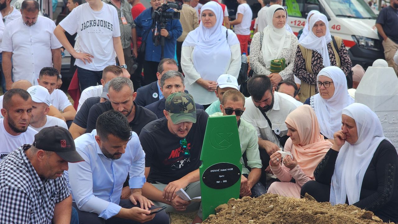 Srebrenitsa Soykırımında hayatını kaybeden yedi kişi defnedildi – Birlik Haber Ajansı