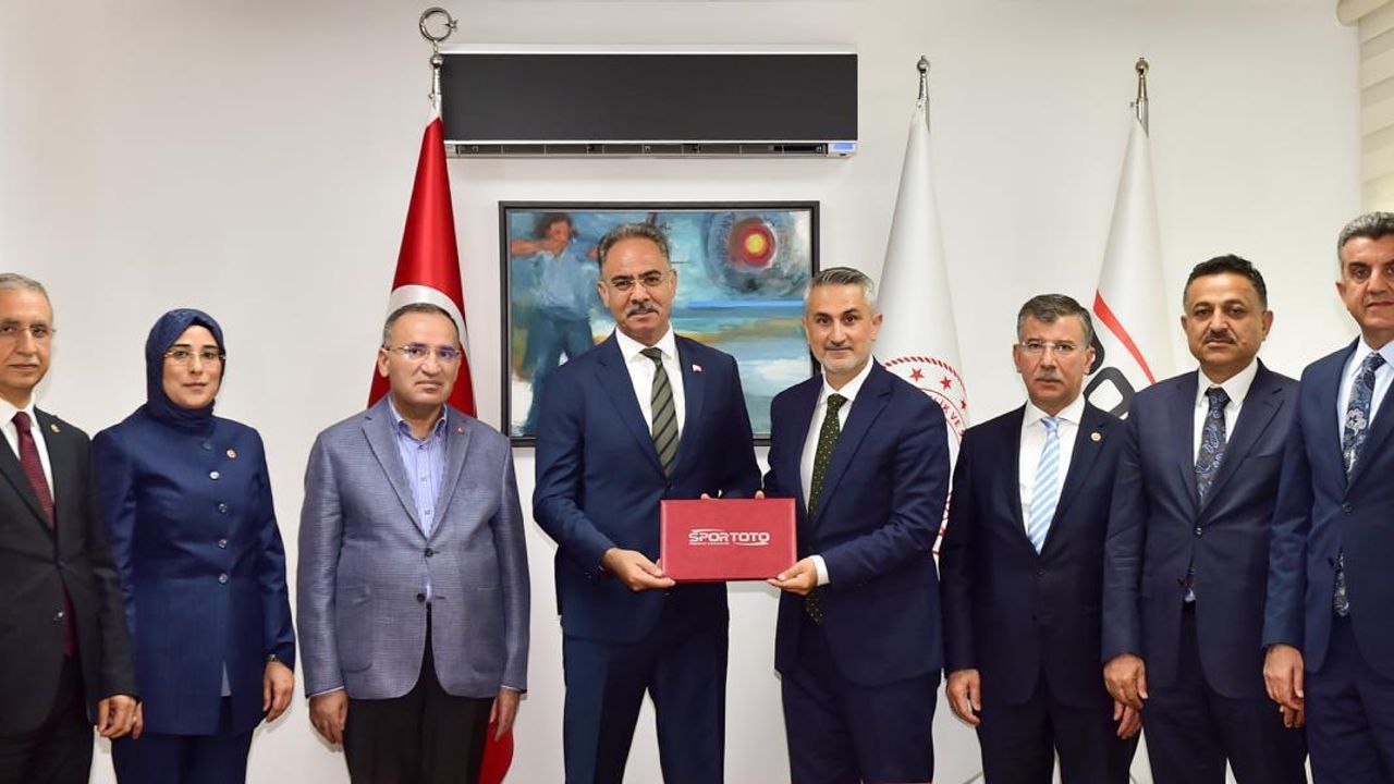 Şanlıurfa’ya dev gençlik yatırımı: Eyyübiye’de 20 saha İçin İmzalar Atıldı – Birlik Haber Ajansı