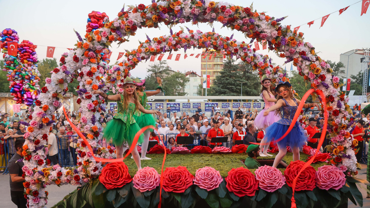 27. Eşme Turistik Kilim Kültür ve Sanat Festivali büyük bir coşkuyla başladı! – Birlik Haber Ajansı
