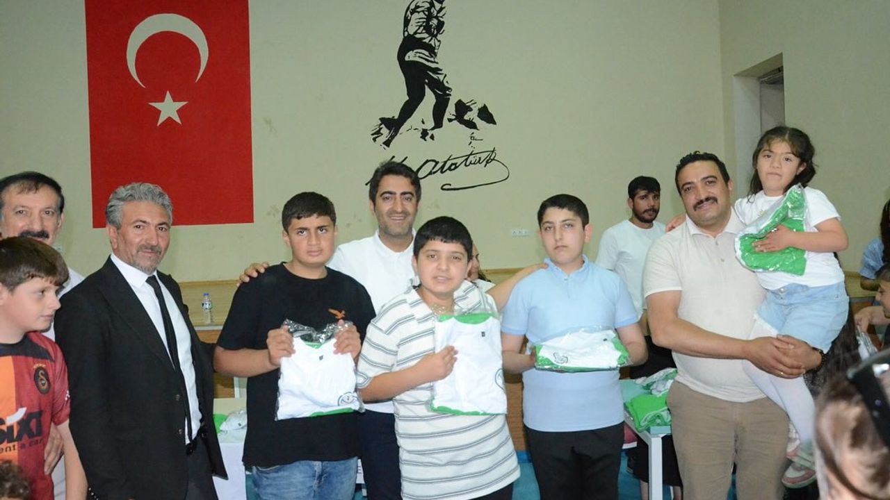 Sarıkamış’ta Yaz Spor Okulu sporcularına forma ve şort desteği yapıldı – Birlik Haber Ajansı