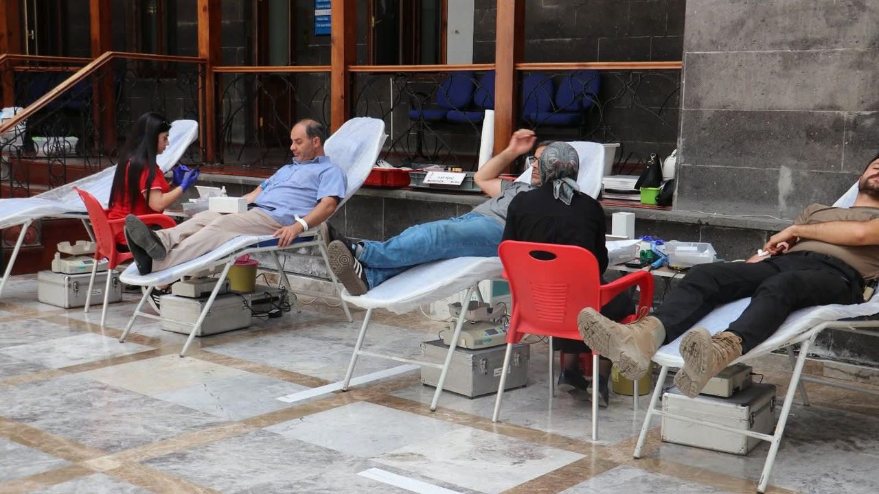 Kars Belediyesi personelinden Türk Kızılayı’nın kan bağışı kampanyasına destek – Birlik Haber Ajansı