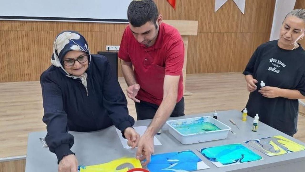 Kars’ta ebru sanatı veli katılım etkinliği ile renklendi – Birlik Haber Ajansı