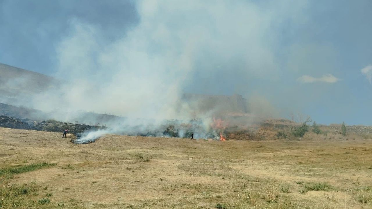 Kars Kalesi Eteklerinde Çıkan Anız Yangını Korkuya Neden Oldu – Birlik Haber Ajansı