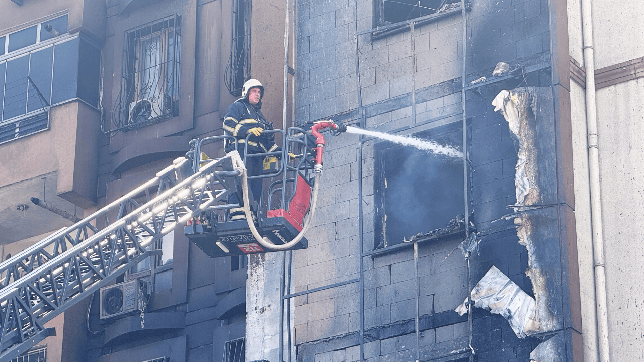 Gaziantep’te 5 katlı binada yangın: 15 kişi dumandan etkilendi – Birlik Haber Ajansı