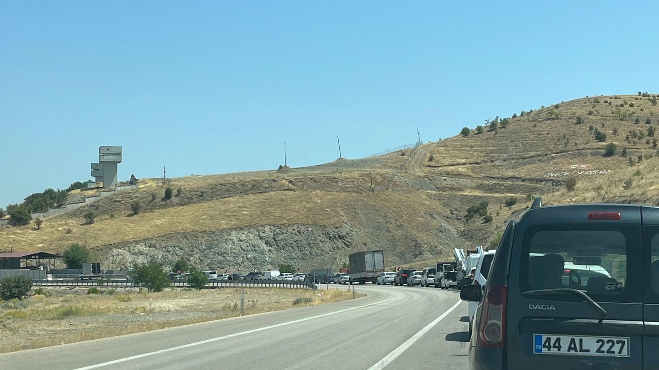 Elazığ-Pertek feribot iskelesinde kilometrelerce kuyruk oluştu – Birlik Haber Ajansı