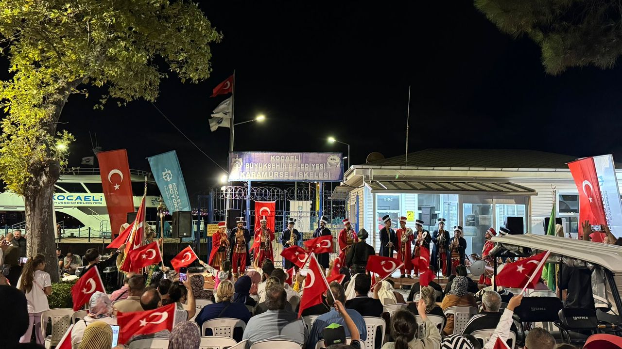 Kocaeli Büyükşehir’in Mehter ve Bando Takımı, Karamürsellileri coşturdu; 30 Ağustos’a özel konser – Birlik Haber Ajansı
