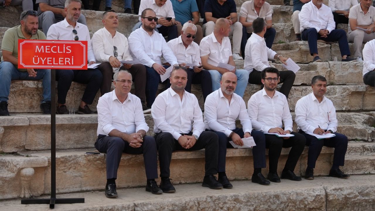 Tarihi Konuralp Amfi Tiyatro’da Belediye Meclis toplantısı yapıldı – Birlik Haber Ajansı