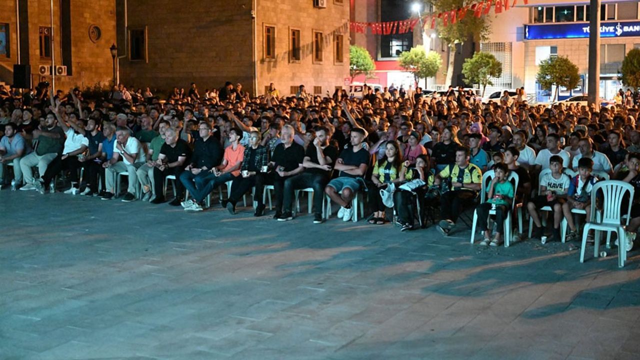 Isparta’da Fenerbahçe – Benfica maçı dev ekranda yayınlandı – Birlik Haber Ajansı