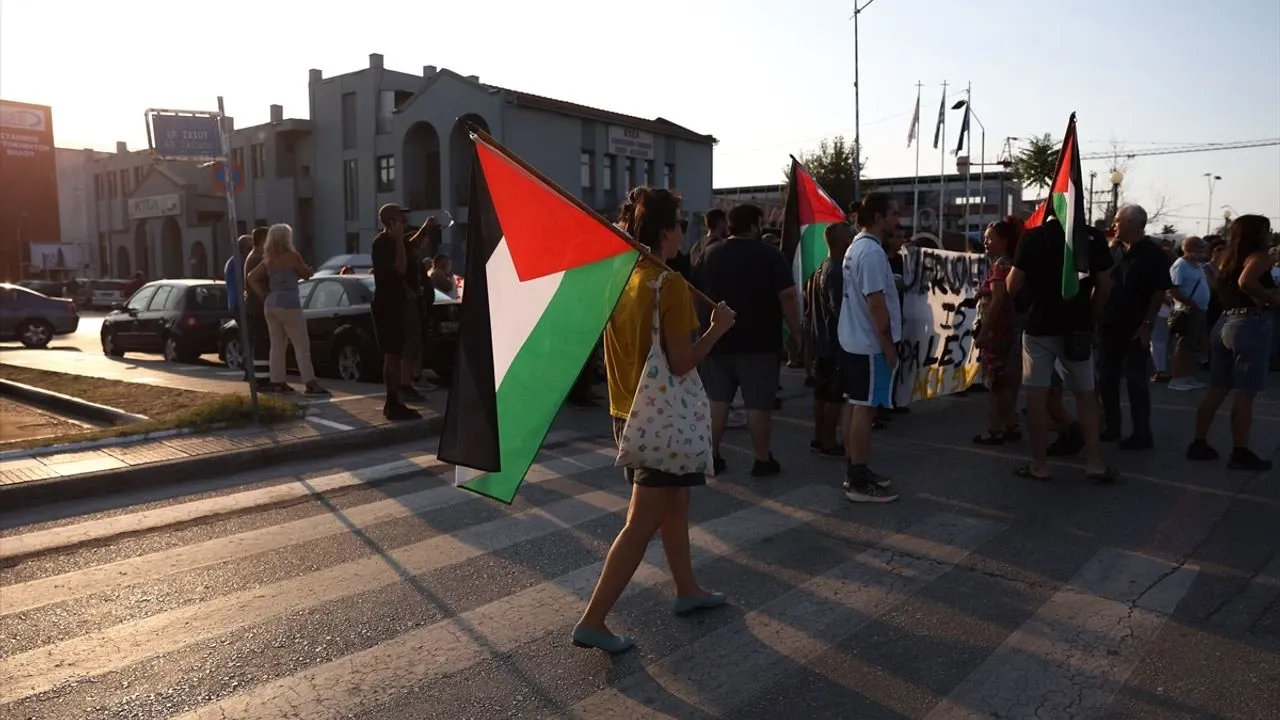Yunanistan’da Filistin destekçileri, Pire Limanı’nda israil gemisini protesto etti – Birlik Haber Ajansı