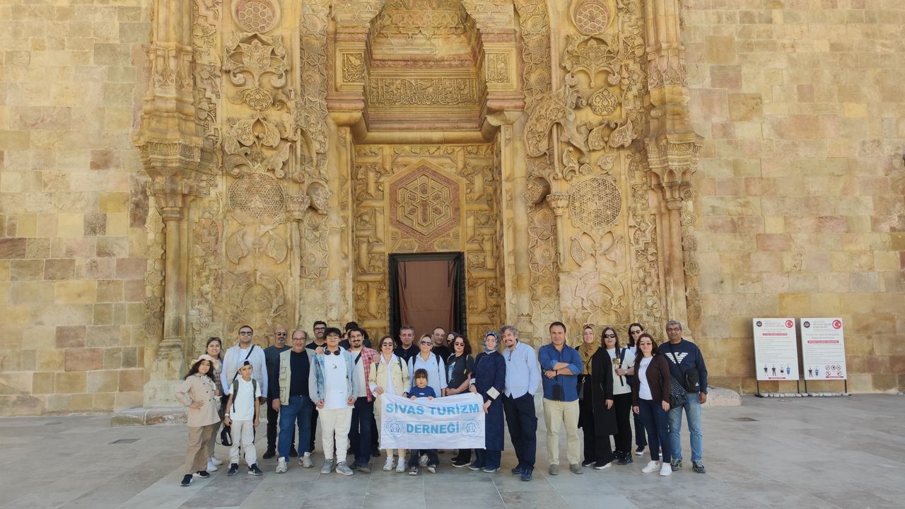 Sivas Turizm Derneği, 27 Eylül Dünya Turizm Gününde Divriği’yi gezdi – Birlik Haber Ajansı