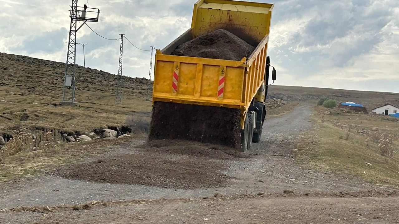 Susuz’da köy yollarında bakım ve onarım çalışmaları sürüyor – Birlik Haber Ajansı