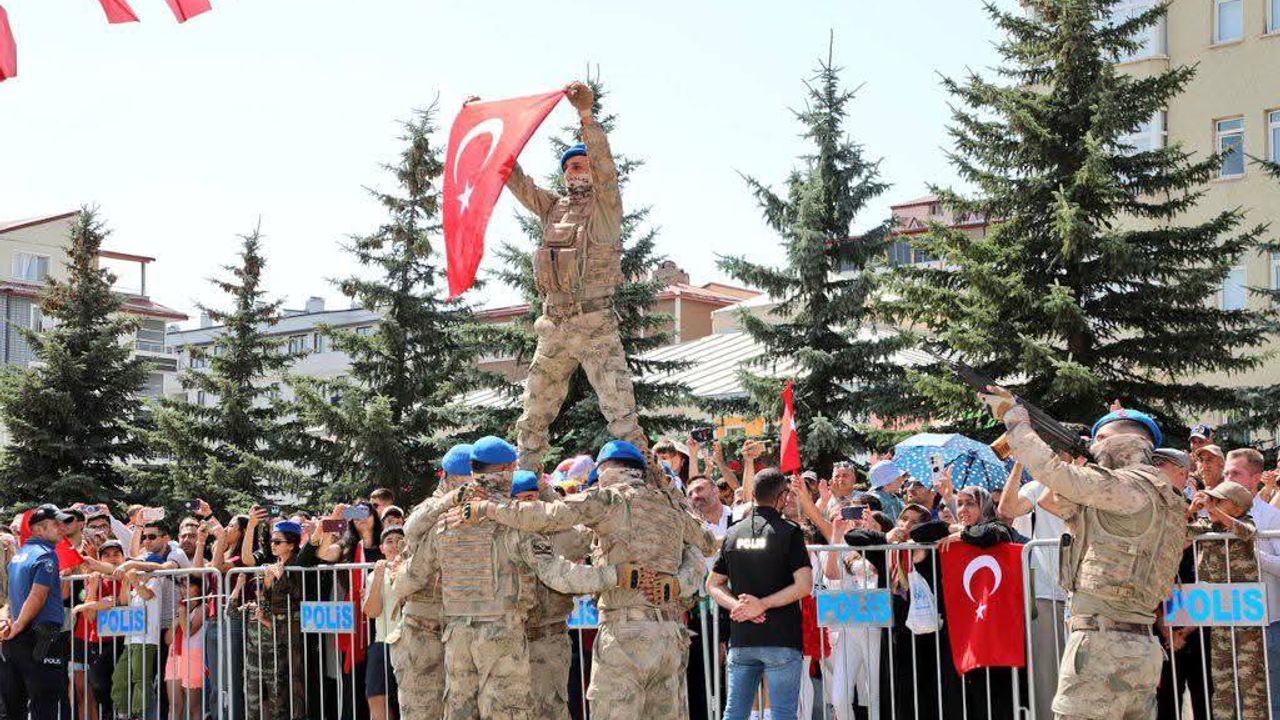 Kars’ta Komandoların yaptığı gösteri beğeni topladı – Birlik Haber Ajansı