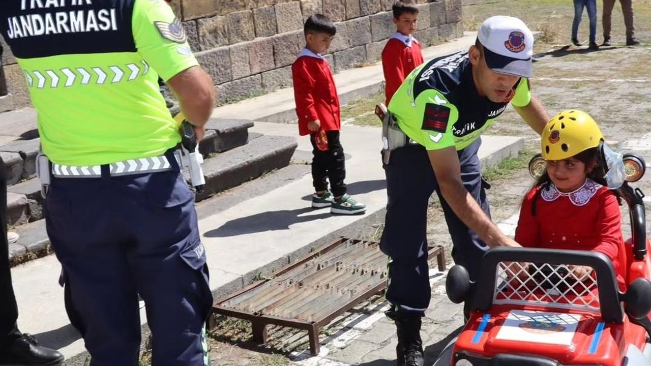 Kars’ta Jandarma’dan öğrencilere trafik güvenliği eğitimi verdi – Birlik Haber Ajansı