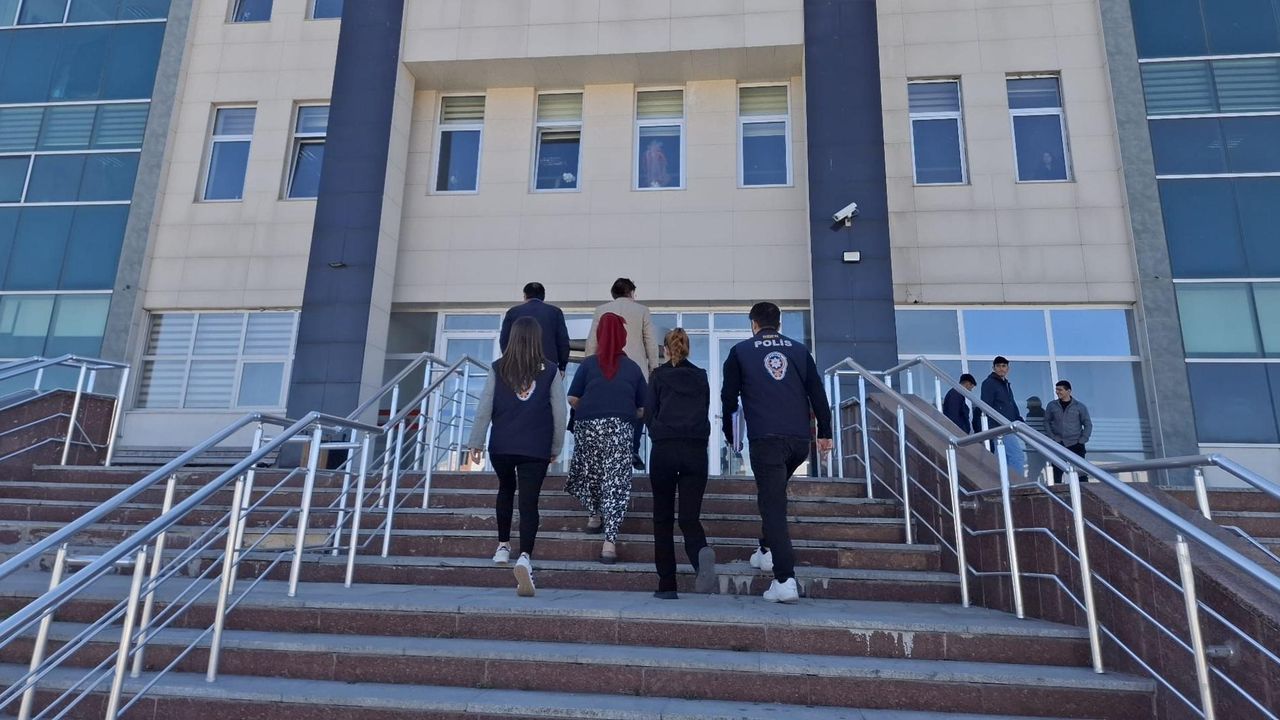 Kars’ta banka kartı dolandırıcılığı operasyonu: 2 şüpheli gözaltına alındı – Birlik Haber Ajansı