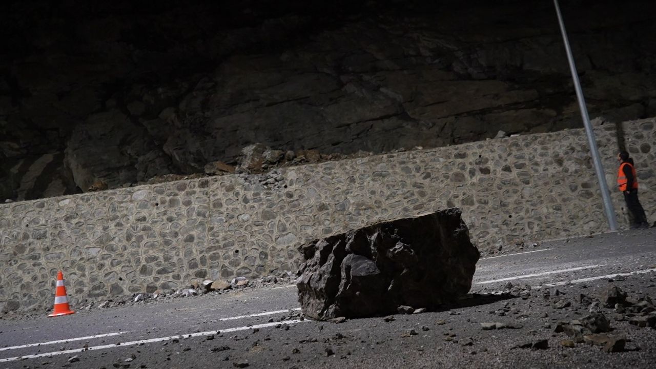 Artvin’de heyelan: Karadeniz sahil yolu trafiğe kapandı – Birlik Haber Ajansı