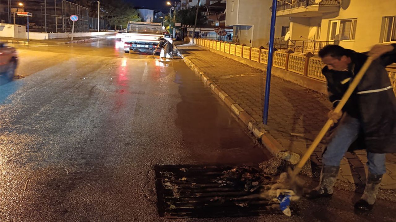 Burdur belediyesi yağmurdan sonra mazgalları temizledi – Birlik Haber Ajansı