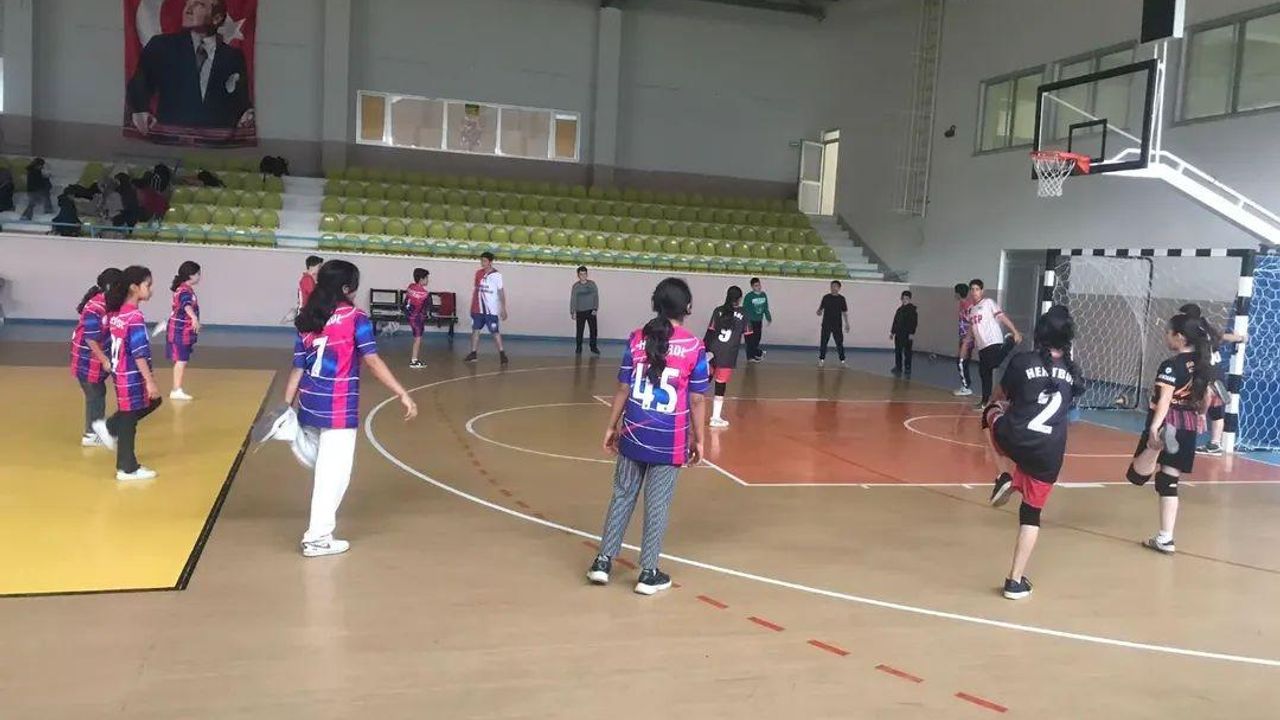 Kağızman’da GSB Spor okulları hentbol antrenmanları sürüyor – Birlik Haber Ajansı