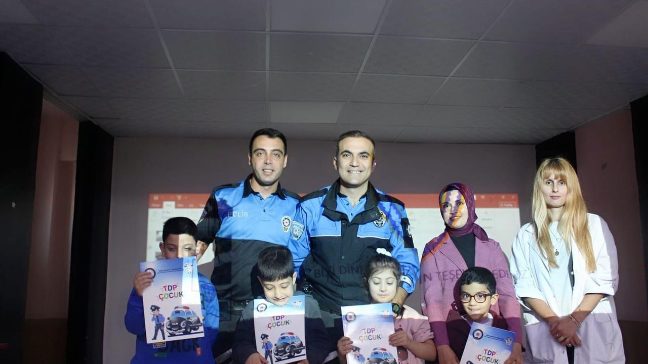 Kars Yenişehir İlkokulu’nda öğrencilere polislik mesleği tanıtıldı – Birlik Haber Ajansı