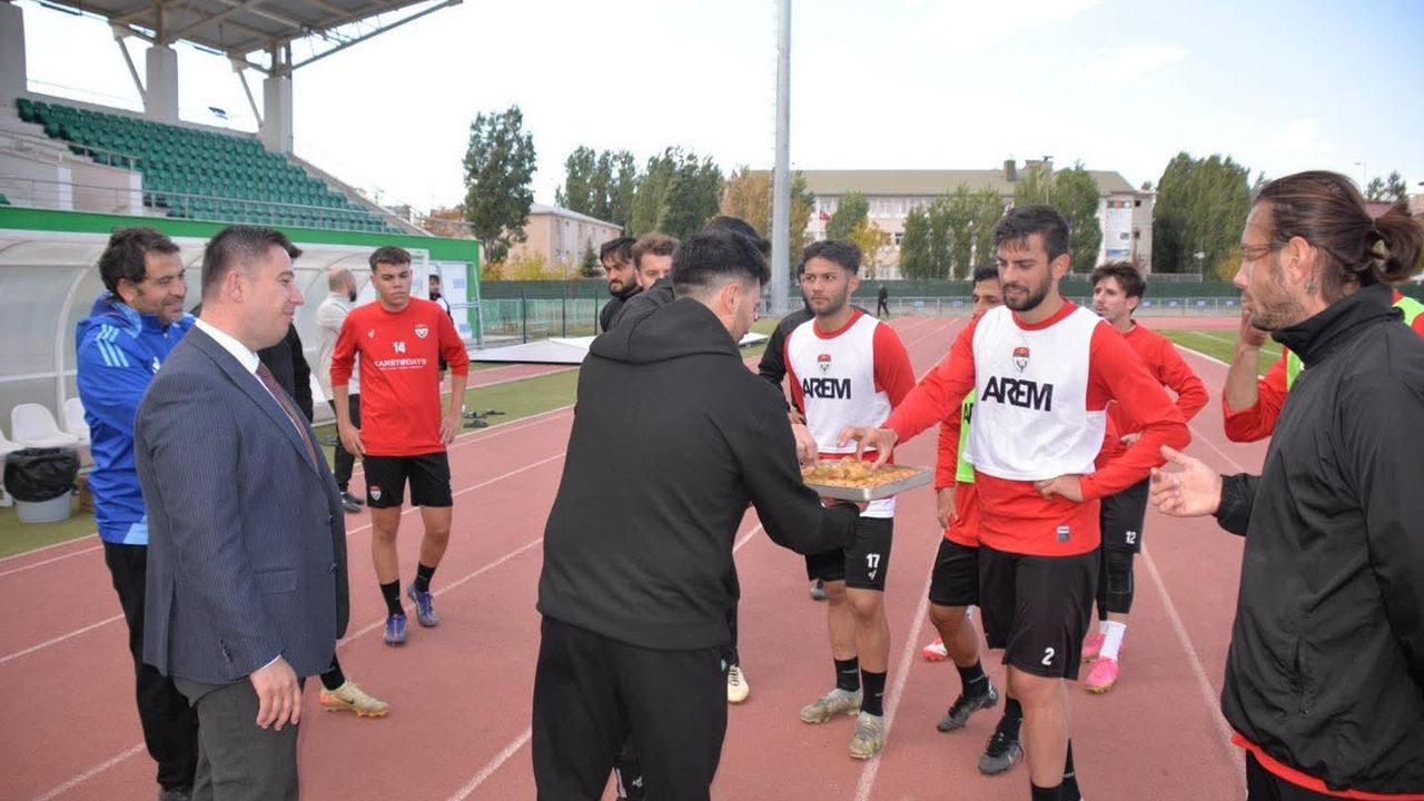 Kars Milletvekili Adem Çalkın’dan Kars 36 Spor’da maç öncesi tatlı ikramı – Birlik Haber Ajansı